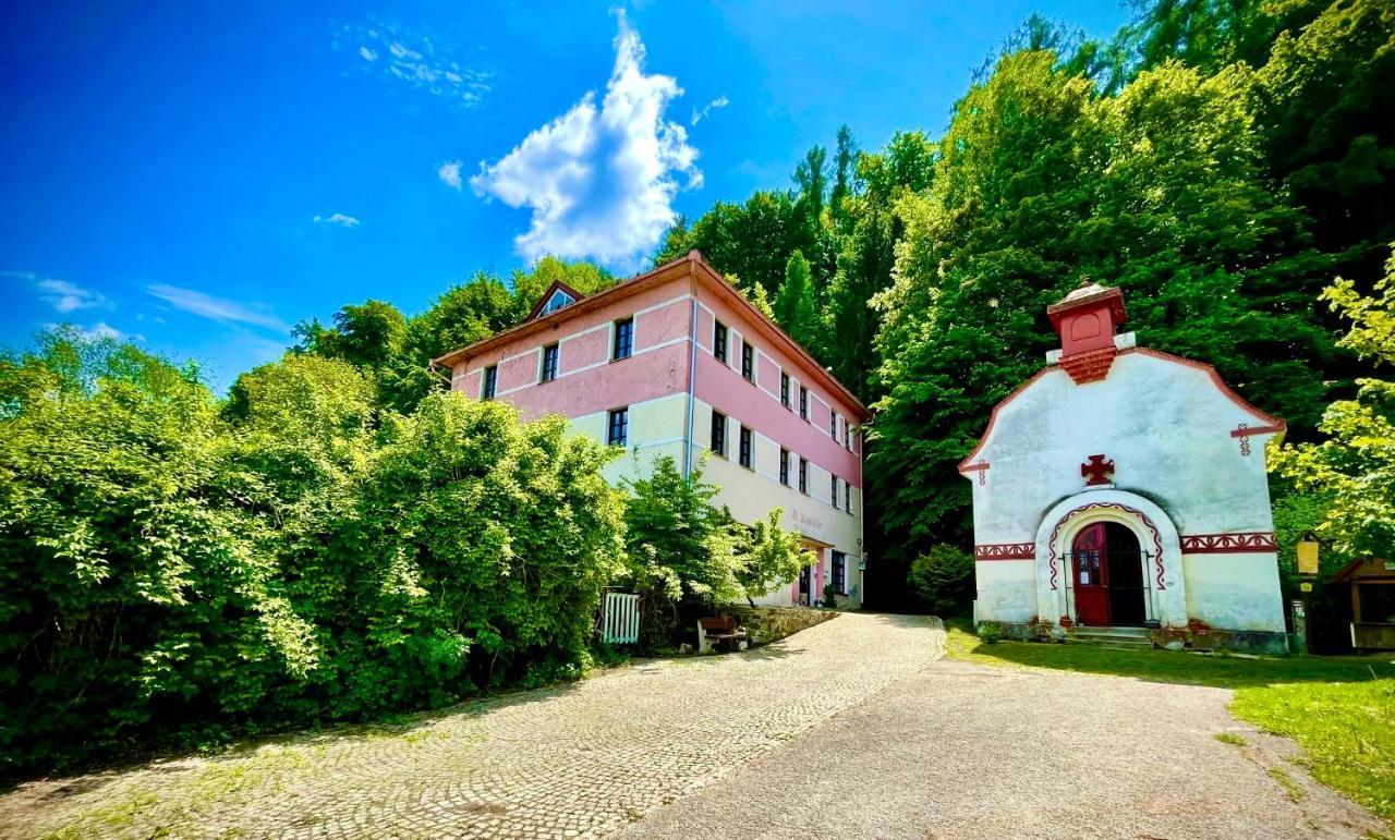 Haraburdi Recyclart Hotel Kostelec nad Orlicí 외부 사진