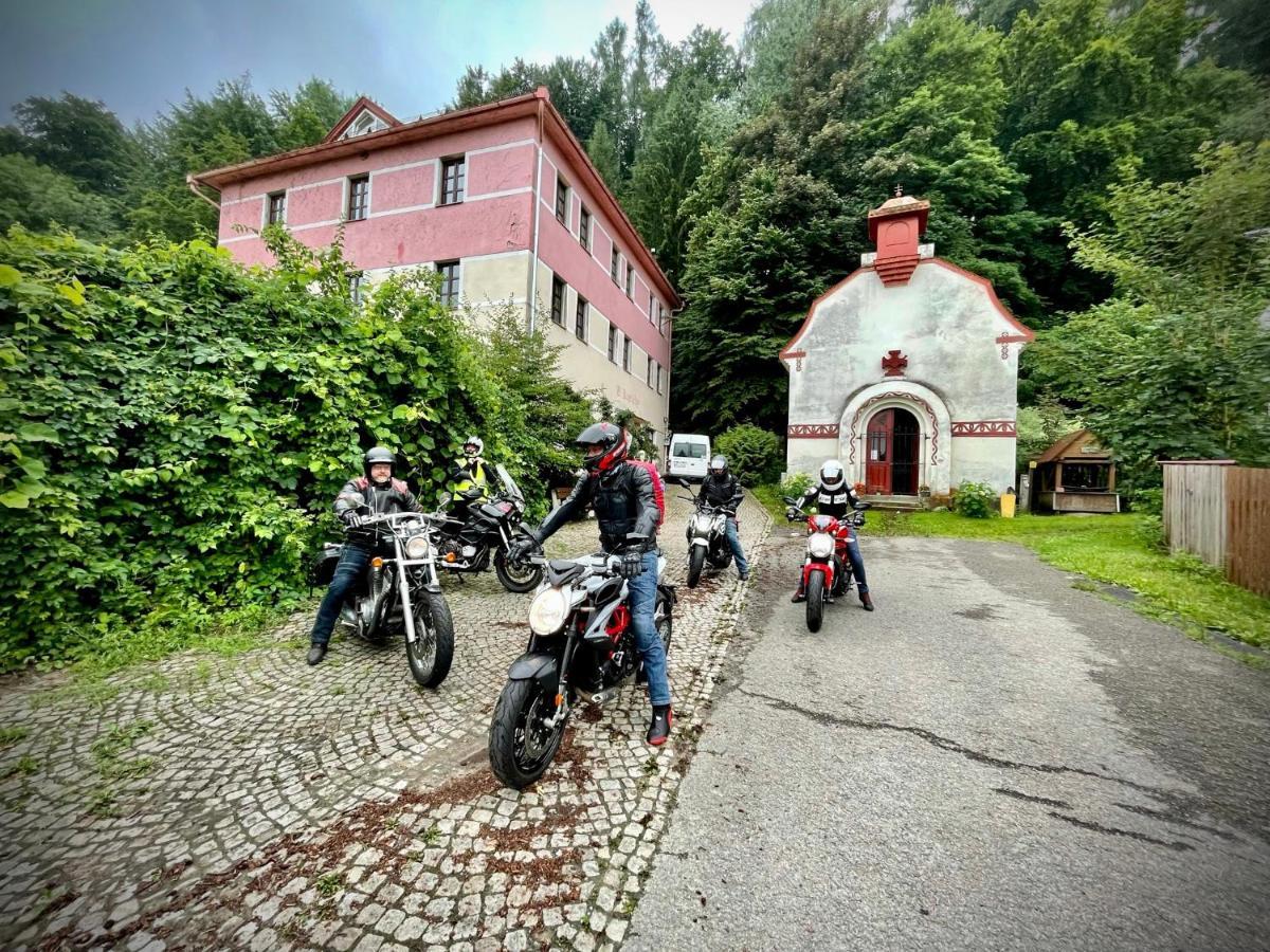Haraburdi Recyclart Hotel Kostelec nad Orlicí 외부 사진