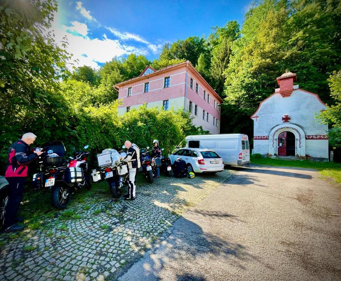 Haraburdi Recyclart Hotel Kostelec nad Orlicí 외부 사진