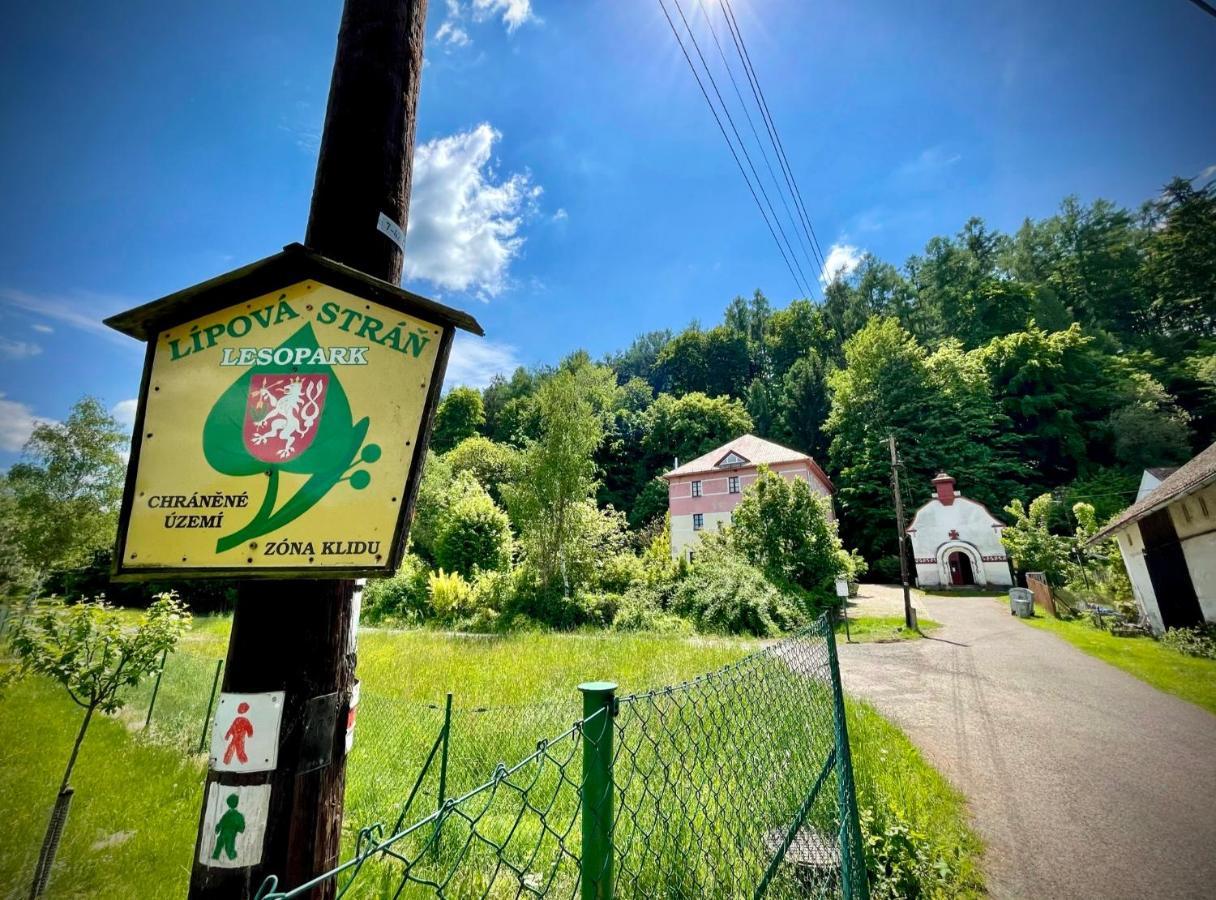 Haraburdi Recyclart Hotel Kostelec nad Orlicí 외부 사진